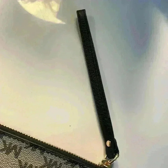 Michael kors zipper clutch